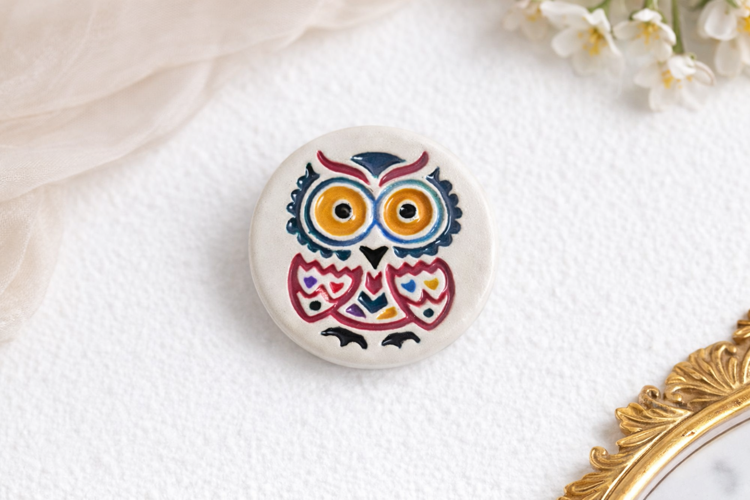 Broșă bufniță ceramică pictată manual, glazurată, prindere pe ac, accesoriu elegant pentru rever