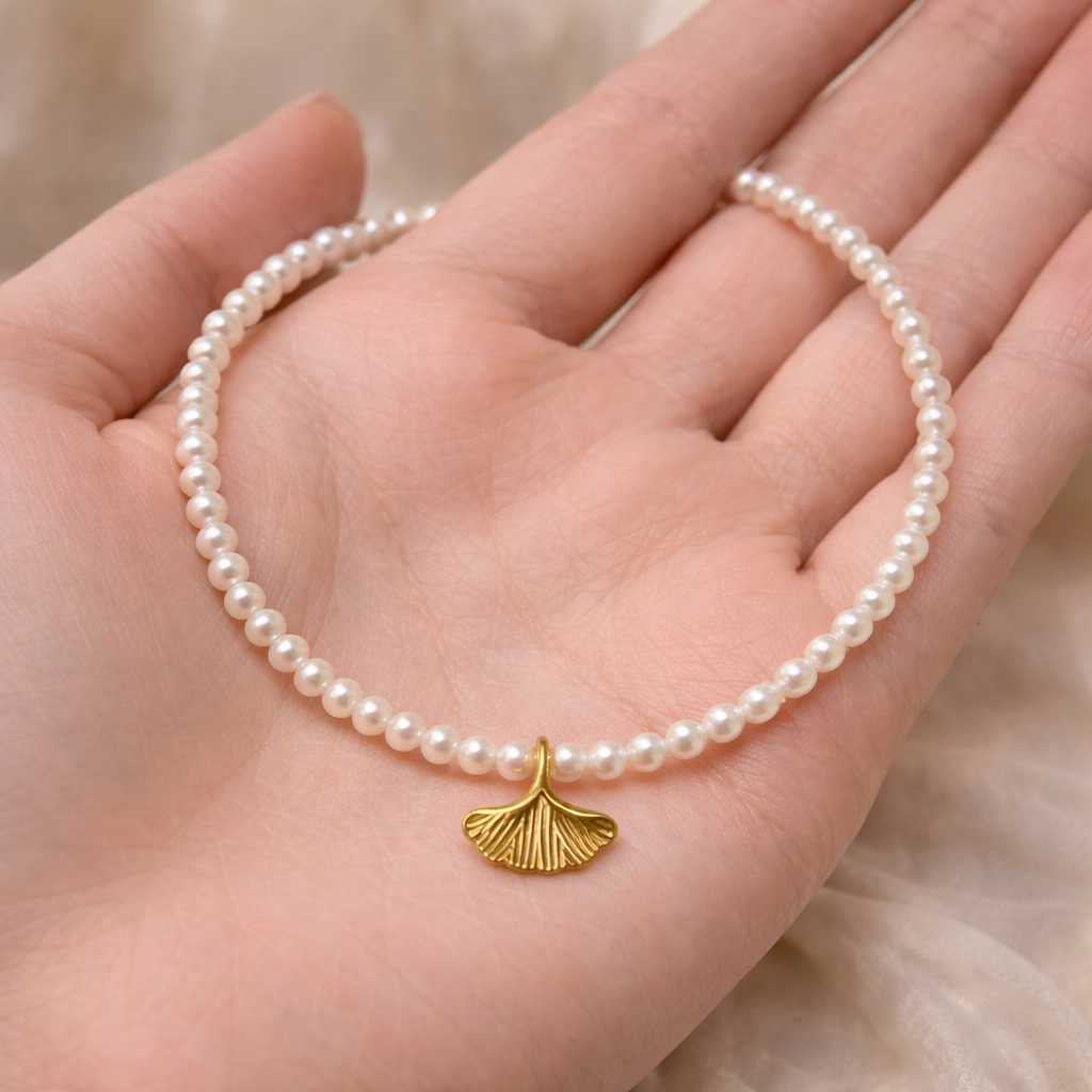 colier perle minimalist handmade cu perle 6A si detaliu auriu