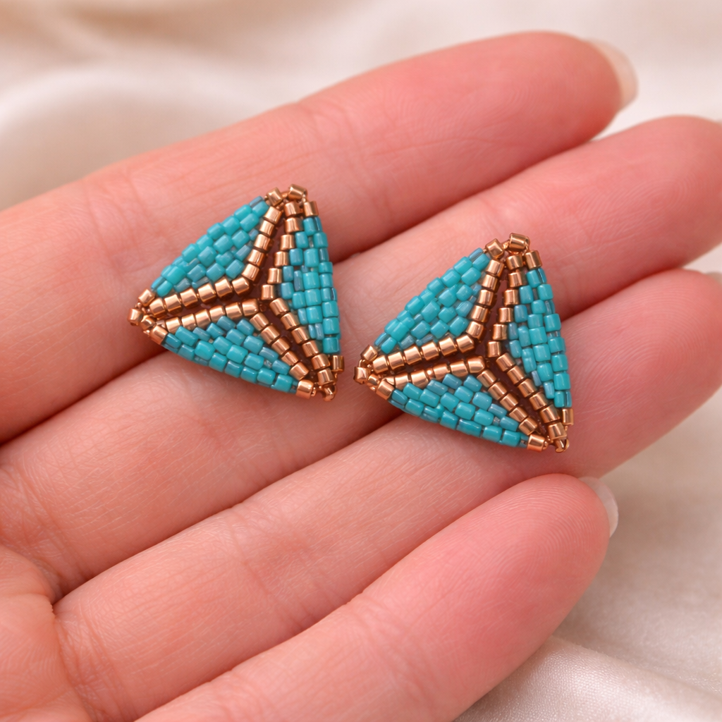 Cercei miyuki turcoaz și cupru handmade – design triunghi Prism Triangle