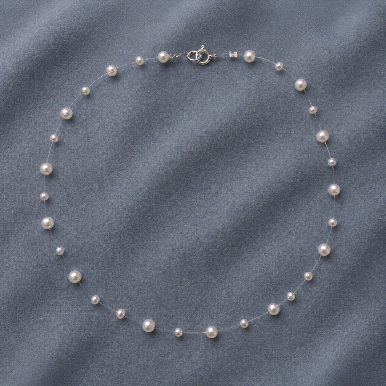 Colier plutitor handmade cu perle albe de 2–3 mm și 4–5 mm