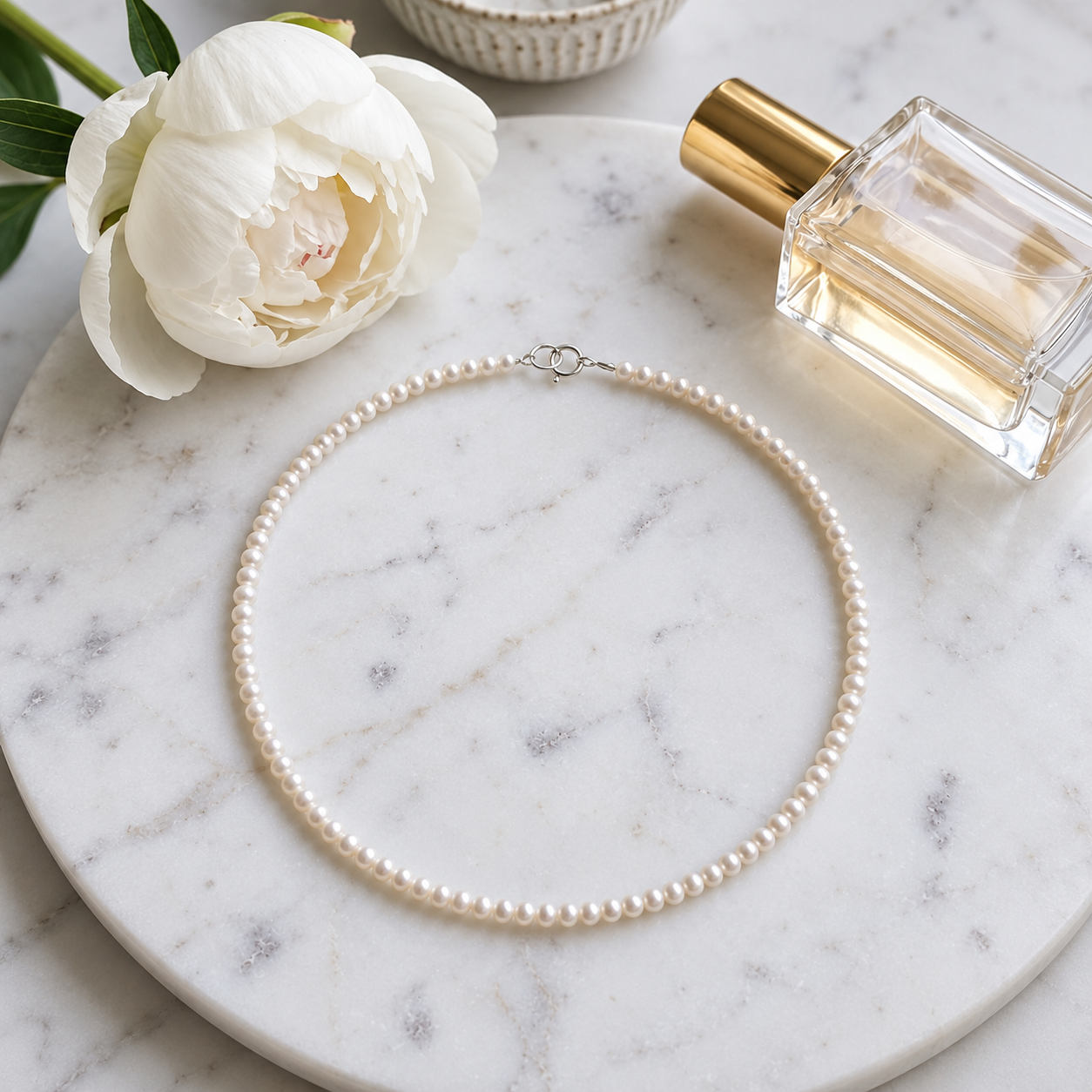 Detaliu colier handmade din mini-perle reale