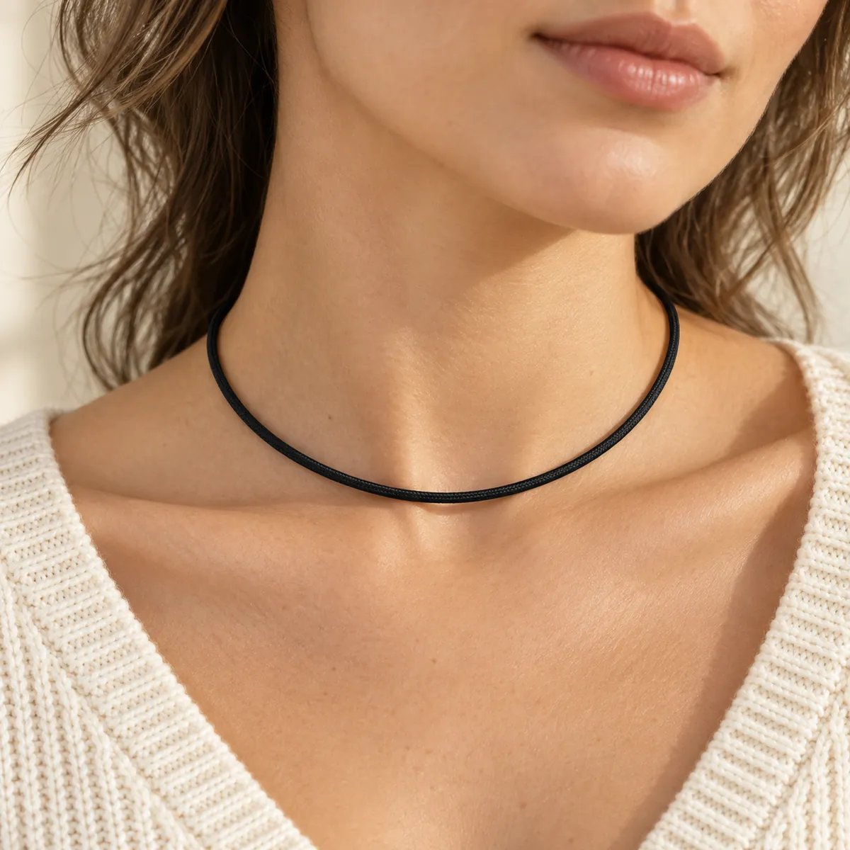 Colier reglabil magnetic negru purtat ca choker