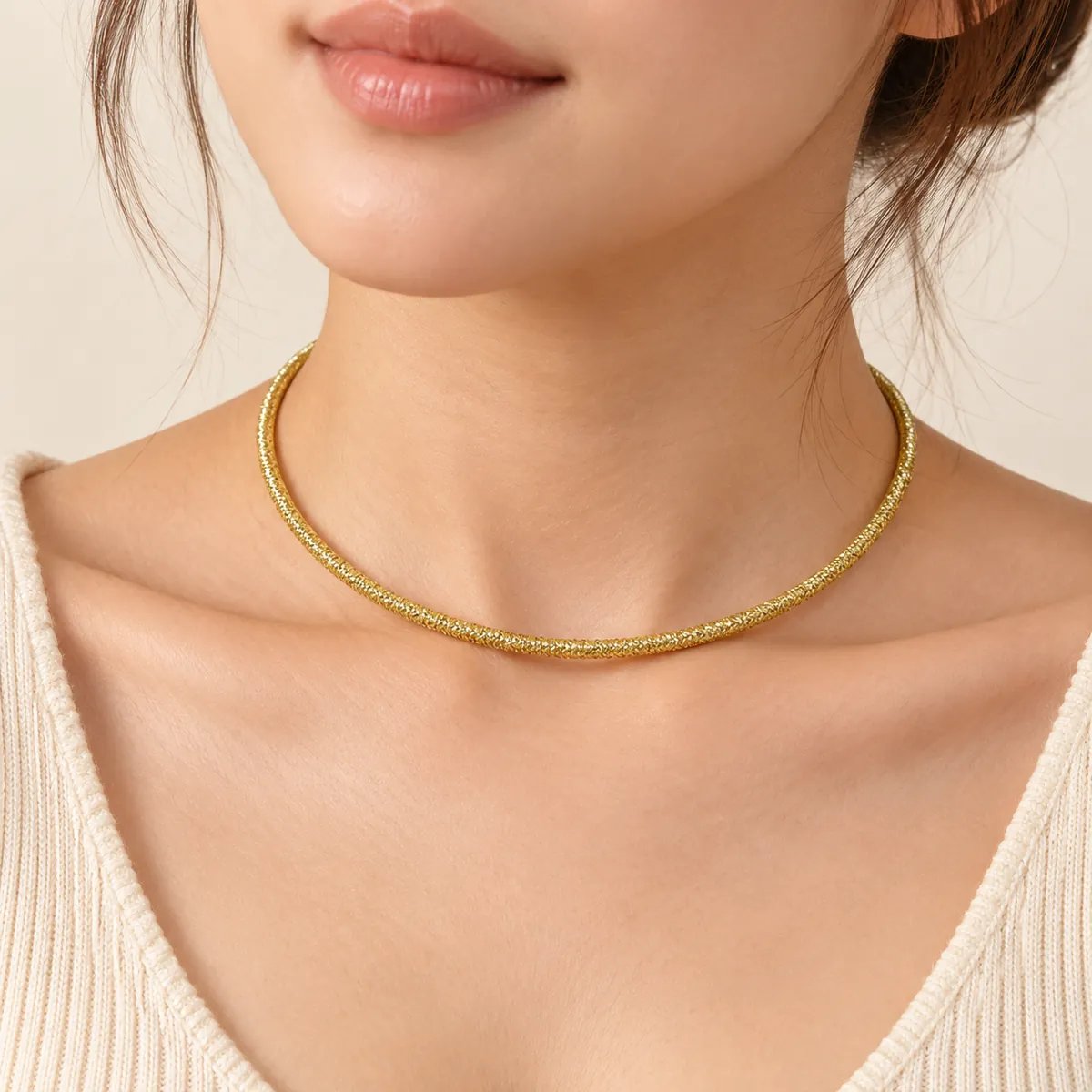 Colier reglabil magnetic auriu purtat ca choker