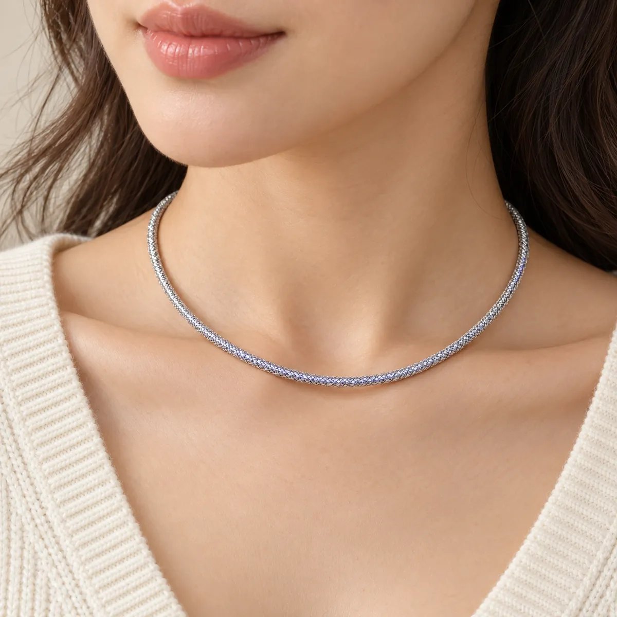 Colier reglabil magnetic argintiu purtat ca choker
