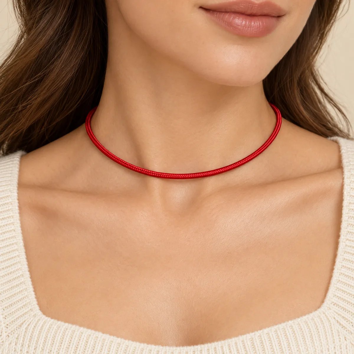 Colier reglabil magnetic roșu purtat ca choker