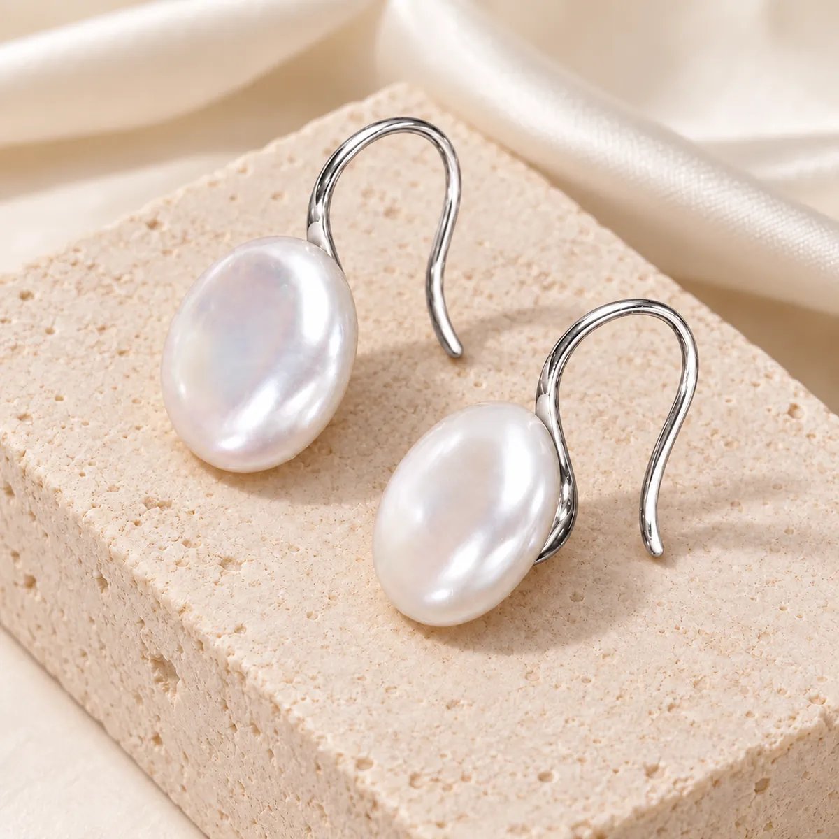 Cercei cu perle naturale coin albe irizate și tortițe din argint rodiat – Handmade with Love
